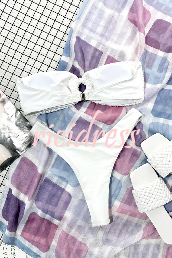 Figurbetonter Bandeau-Bikini mit Ringausschnitt