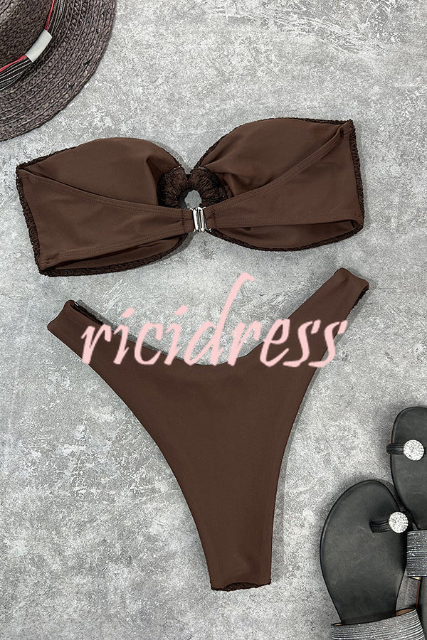 Figurbetonter Bandeau-Bikini mit Ringausschnitt