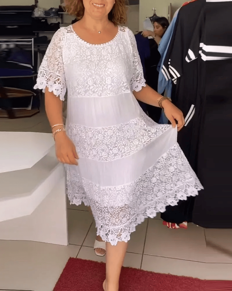 Damenkleid mit feiner Spitzenverzierung