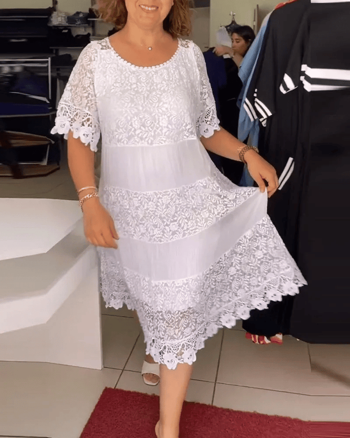Damenkleid mit feiner Spitzenverzierung