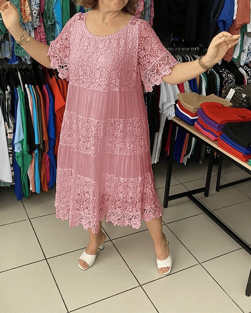 Damenkleid mit feiner Spitzenverzierung