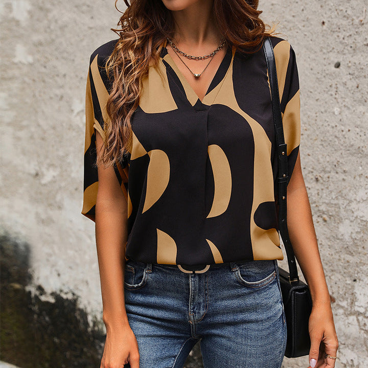 Damen Bluse im modernen abstrakten Design mit V-Ausschnitt und kurzen Ärmeln W&W Mode