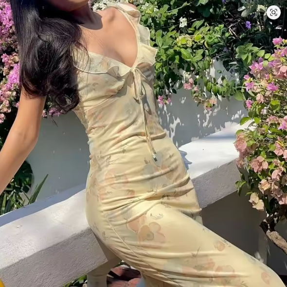 Damen Maxikleid mit zartem Blumenmuster und femininem Rüschendesign W&W Mode