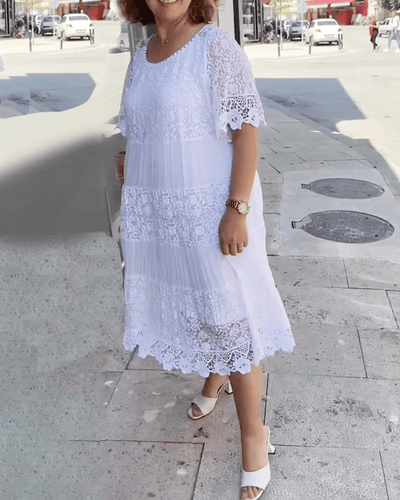 Damenkleid mit feiner Spitzenverzierung